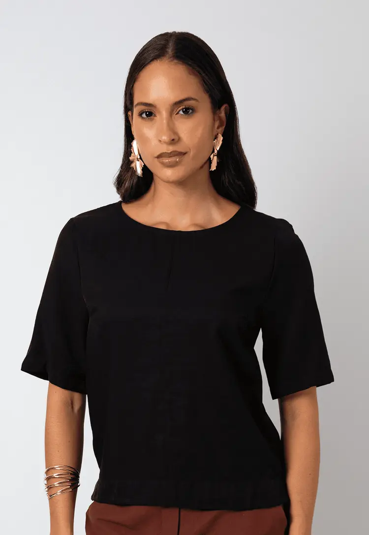 Blusa Dwz Lisa com Manga Curta e Abertura Frontal