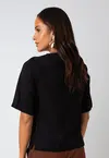 Blusa Dwz Lisa com Manga Curta e Abertura Frontal